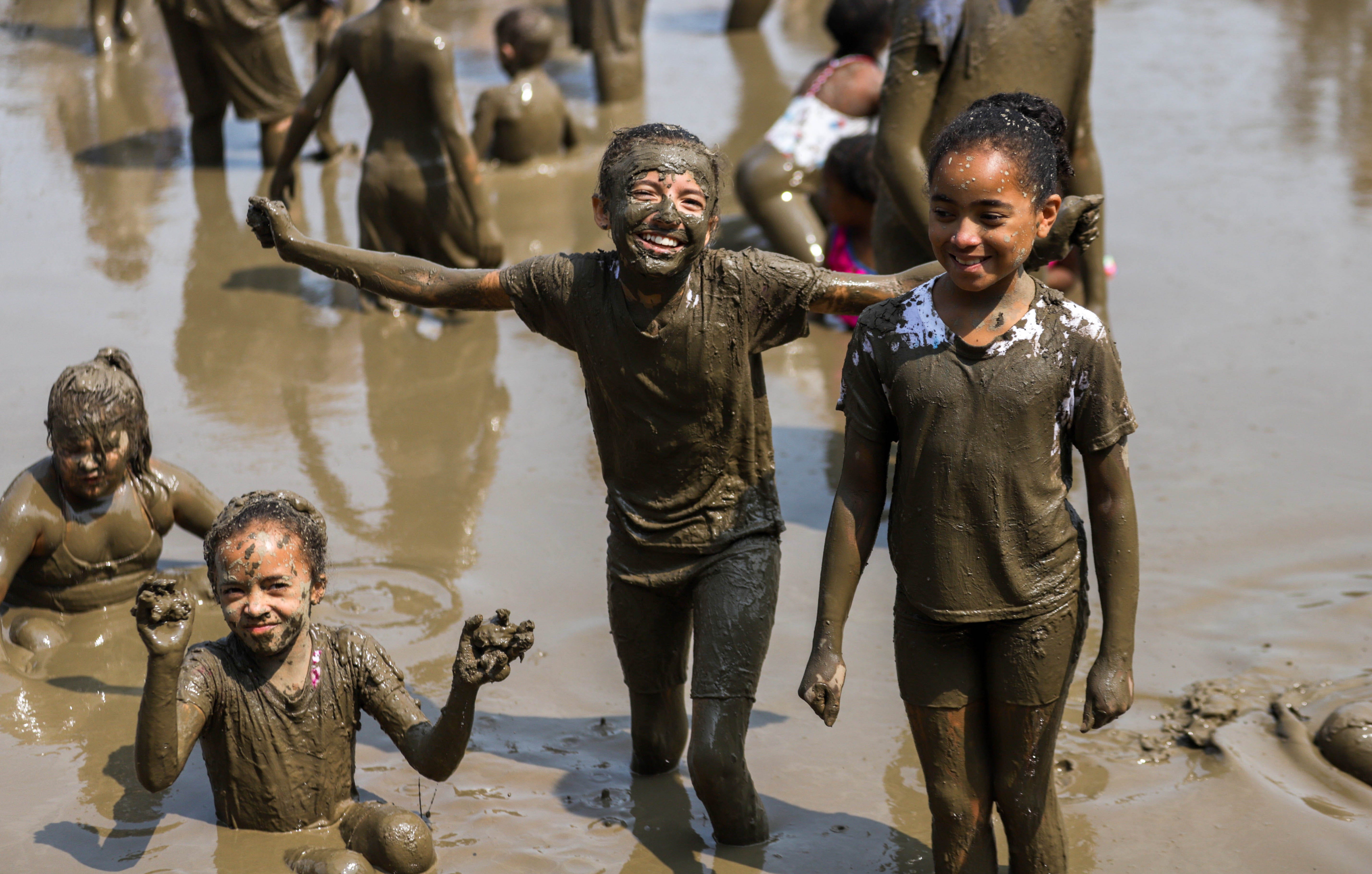 Негритята купаются. Международный день грязи (International Mud Day). 29 Июня Международный день грязи (International Mud Day).